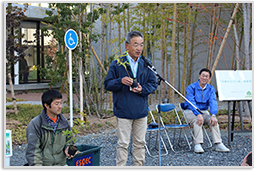 エスペックミック株式会社様より植樹の指導写真 