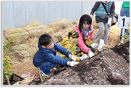 子供たちも熱心に参加写真