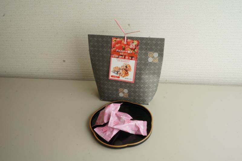 omotaseいちごあずきクランチチョコレート