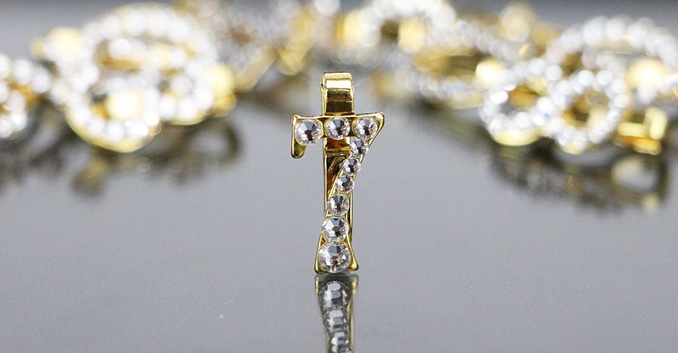 ナンバークリップ（SWAROVSKI）　ゴールド　　　　　          繊細な輝きを・小さなキラキラをさりげなく贈りませんか…
