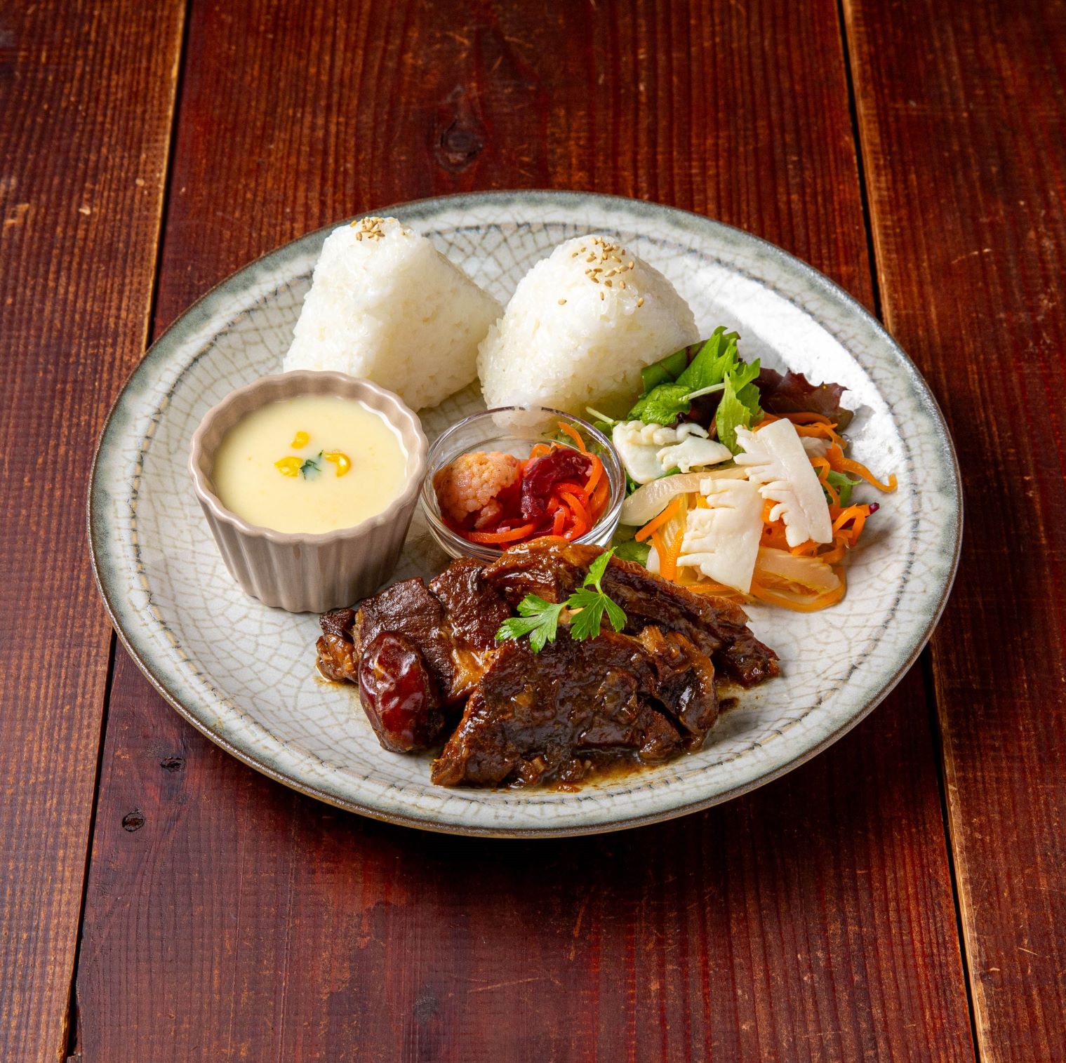 壬生の出汁巻き・京のおばんざいセット（豚塊肉とプルーンの洋風煮込み定食）