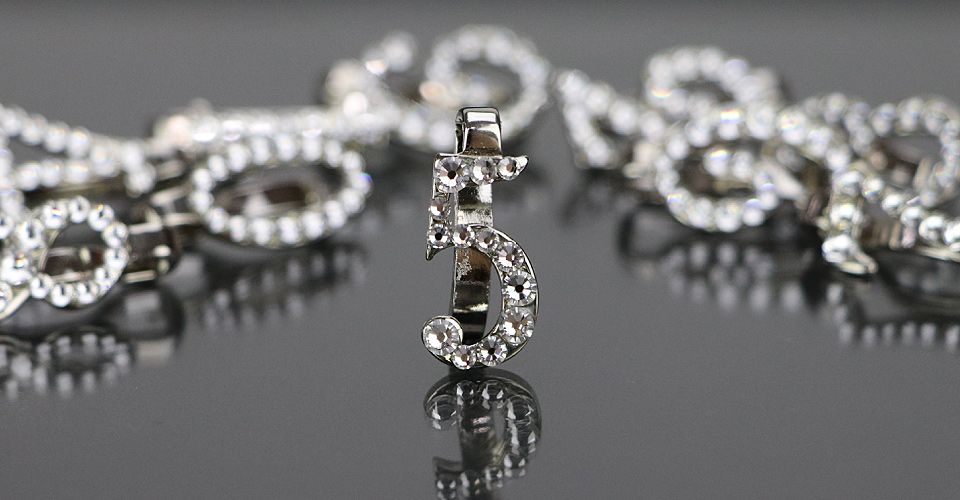 ナンバークリップ（SWAROVSKI）　シルバー　　　　　繊細な輝きを小さなキラキラを　　　さりげなく贈りませんか…