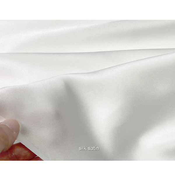 (京都 丹後 日本製) しっとり柔らかな16匁シルクサテンの大判四角 白スカーフ 110cm×110cm silk100%